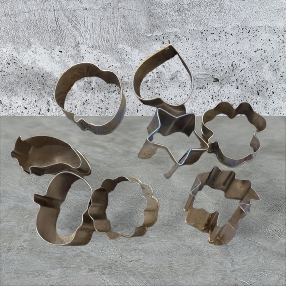 Pampered chef cookie cutters in tin box - Picture 3 of 5